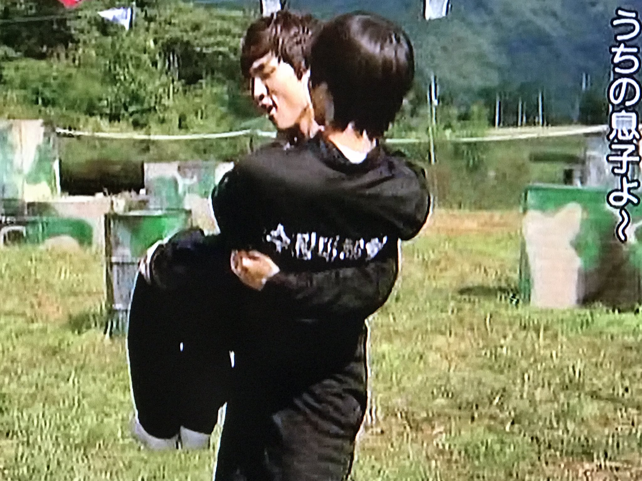 葵い花 5hinee ずーと 年下の男の子 見てる 可愛い おんぶに抱っこ好きすぎだろシャイニちゃん ジョンも 意味なくおんぶするし キーオンマがずっとオンマで可愛い母子ぃㅠㅠ うちの息子 なぜずっとお姫様抱っこ 艸 テムキー T