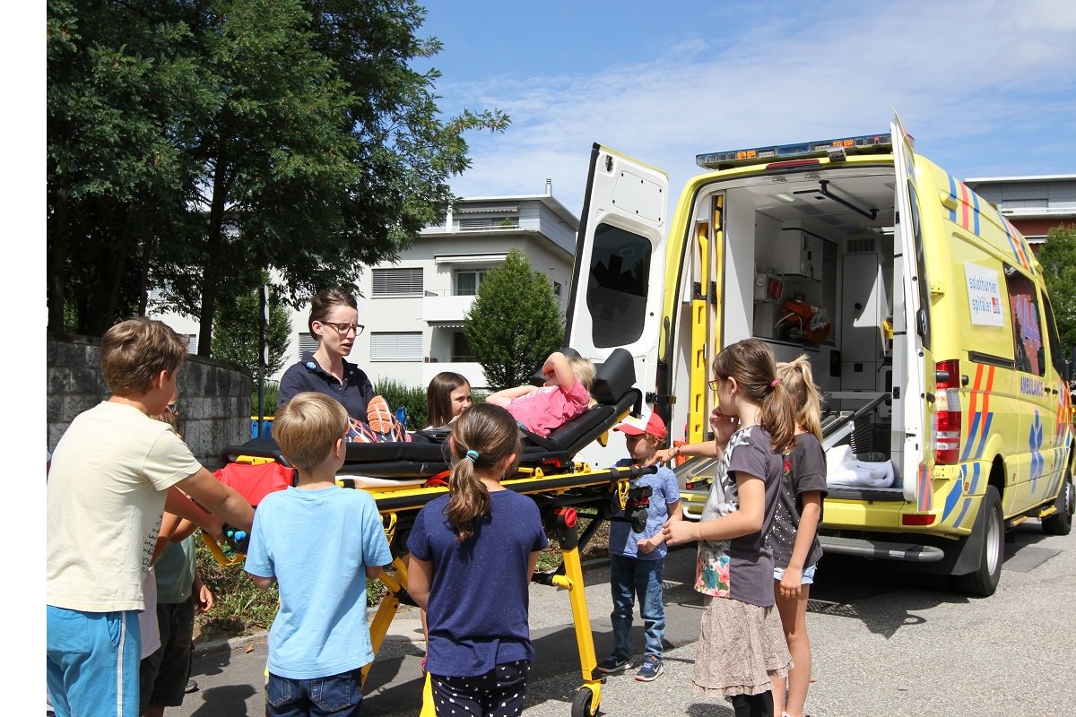GianTrio's tweet image. Solothurner Ferienpass: Rettungsdienst @soH2006 lässt Kinder an einem Alltag als Rettungssanitäter teilhaben. @sommerprogramm