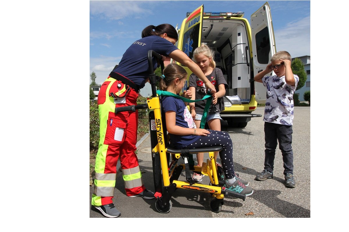 GianTrio's tweet image. Solothurner Ferienpass: Rettungsdienst @soH2006 lässt Kinder an einem Alltag als Rettungssanitäter teilhaben. @sommerprogramm