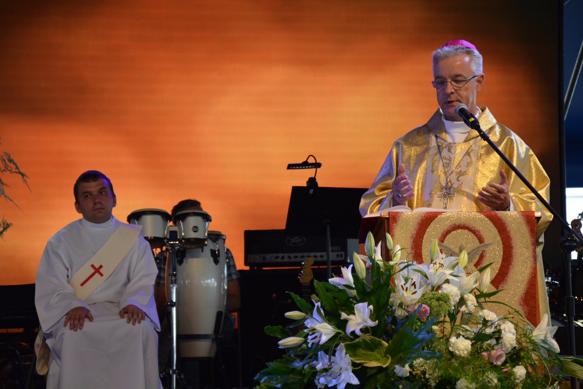 PrzystanekJesus's tweet photo. Zapraszamy do przeczytania relacji z porannej homilii bp #Lechowicz.a:
https://t.co/htSxQoZBDa
#PJ2017 https://t.co/wJwvWOrDGb