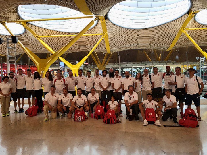 atletismoRFEA's tweet photo. #pasionporcompetir. Foto de grupo del equipo español en el Aeropuerto antes de volar hacia Londres. 👏👏👏 https://t.co/TF0okg6Sft