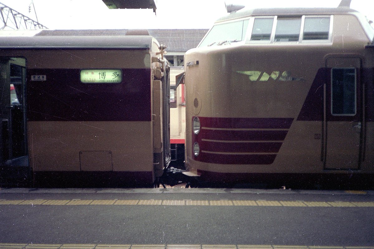 EF81503's tweet photo. 先頭はイメージ通りの200番台でも、実はこんな編成でした。2両目はクモハ485-100ですが、モハ代用なのか、クハが増結なのかわかりません。この頃から各地で、このようにこれまでの想像を覆すような運用を目にするようになった気がします。
1986.8.24　宮崎 https://t.co/zM9VR0iMDV