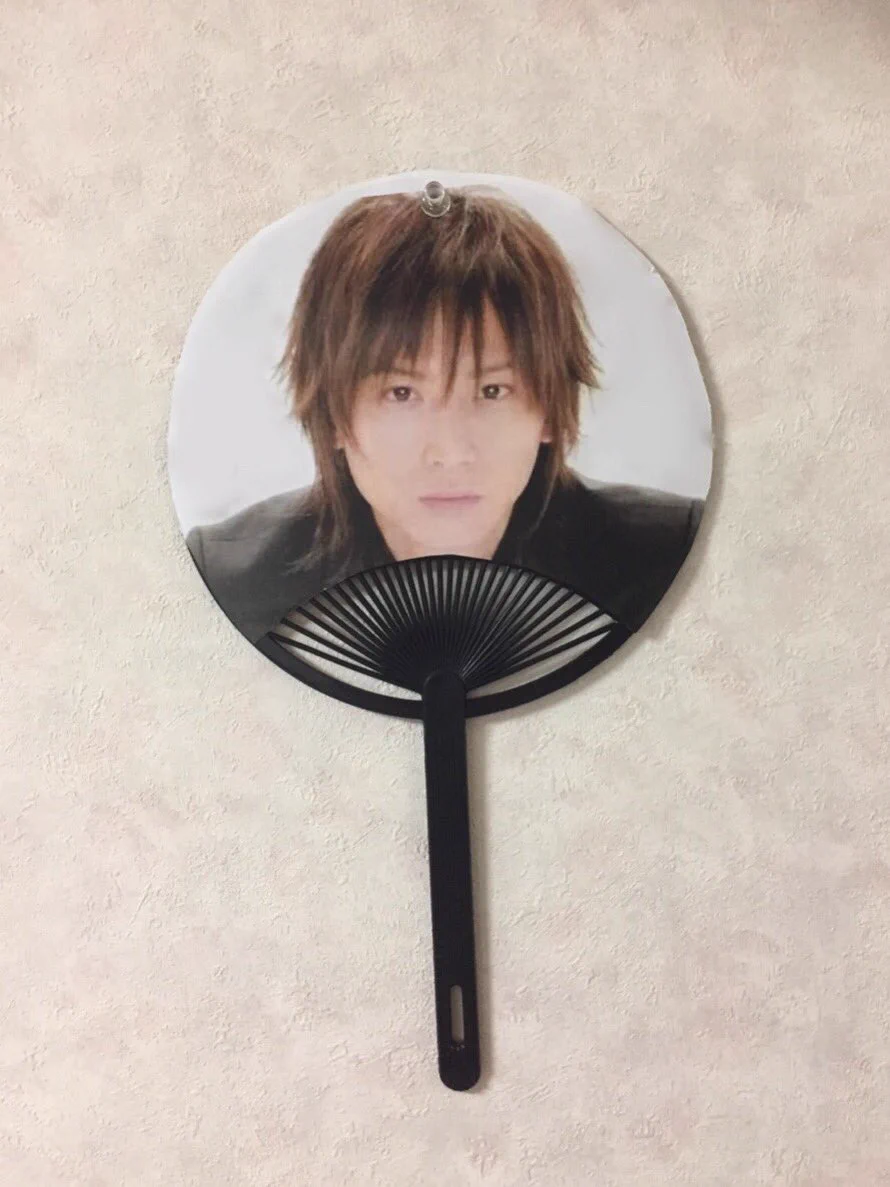 母親のKinKi Kidsのうちわを息子の顔にしてみたｗそれについての母親からのLINEがこちらｗｗｗ