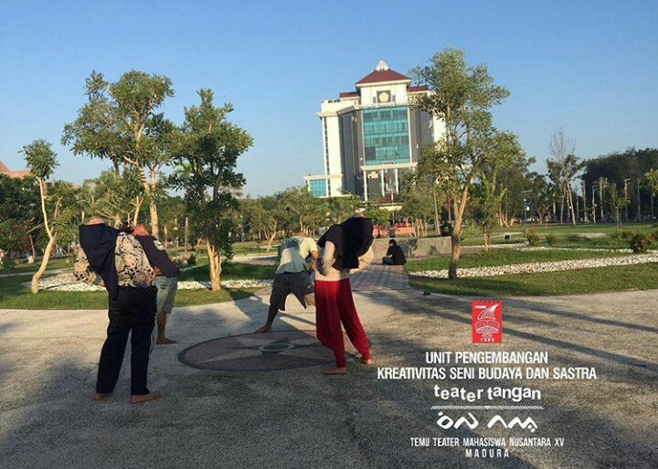 2 agustus 2017, pagi ini tim teater tangan melakukan olah tubuh disekitaran taman kampus universitas trunojoyo madura
#sipatau
#upksbsumi