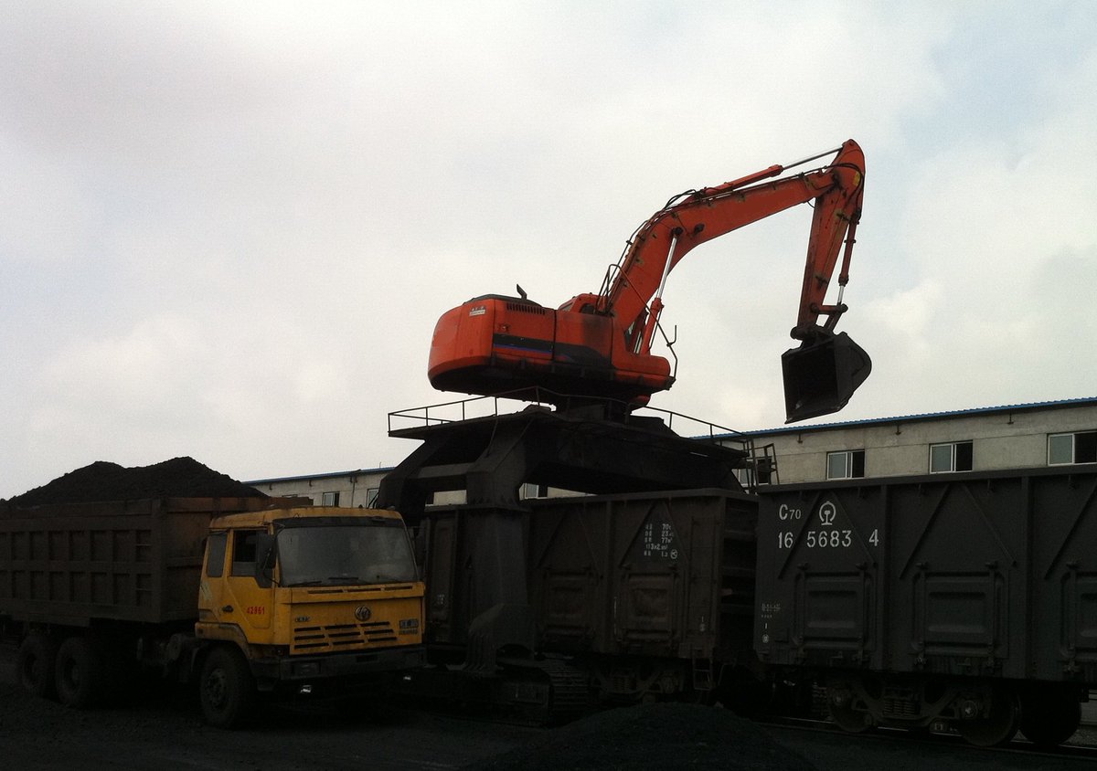 DanpeterCheng's tweet photo. coal unloading of wagons with special cranes,Grabs for loading or unloading of wagons ,wagon unloading,for sale  email sisu720881@163.com https://t.co/K3nhEG5hPZ