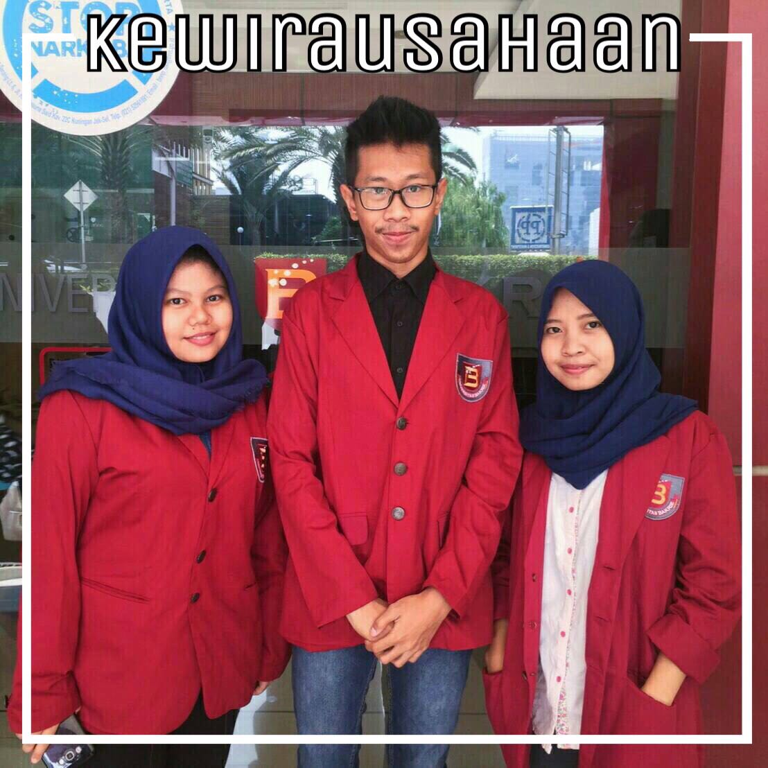 Departemen Kewirausahaan: (dr kiri ke kanan) Asrian-Kepala Departemen, Indra Bagus-Staff Departemen, Hana-Sekretaris Departemen