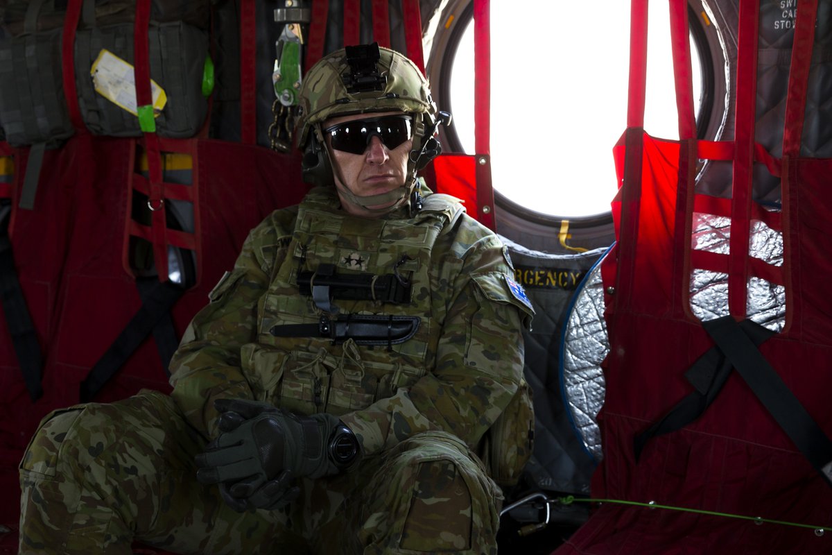 ADF_MiddleEast's tweet photo. #DailyLife - JTF633 Commander, MAJGEN Frewen, travels to @ResoluteSupport on a #Coalition #Chinook #ADFonOps https://t.co/bHbnyX6x1b