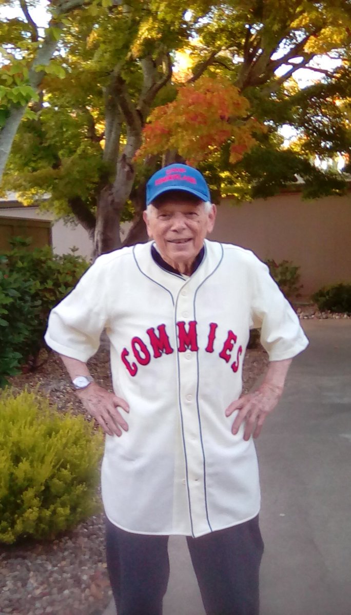 shgmclicious's tweet photo. Hey, @BarackObama! This is my grandpa, who voted for you. You share a bday &amp; left-handedness. He turns 99 on Thurs. Can u help us celebrate? https://t.co/EJbDX7fb4j