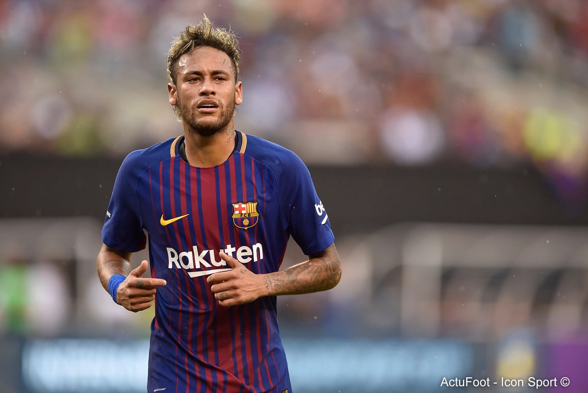 ActuFoot_'s tweet photo. Neymar est venu 30 min au centre d'entraînement pour dire au revoir à ses coéquipiers et leur confirmer son départ au PSG. (@AdriaAlbets) https://t.co/nbnzS1ALgH