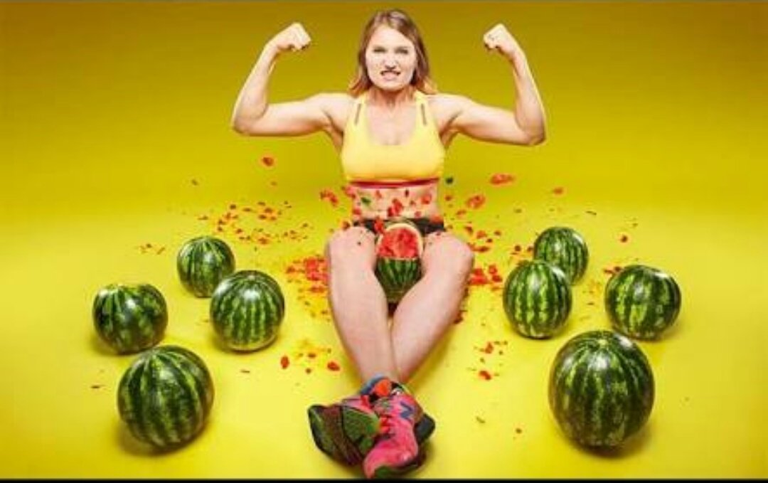 Olga Liasnchuk kalçaları ile 3 karpuzu 14.65 saniyede kırmış 😮 .