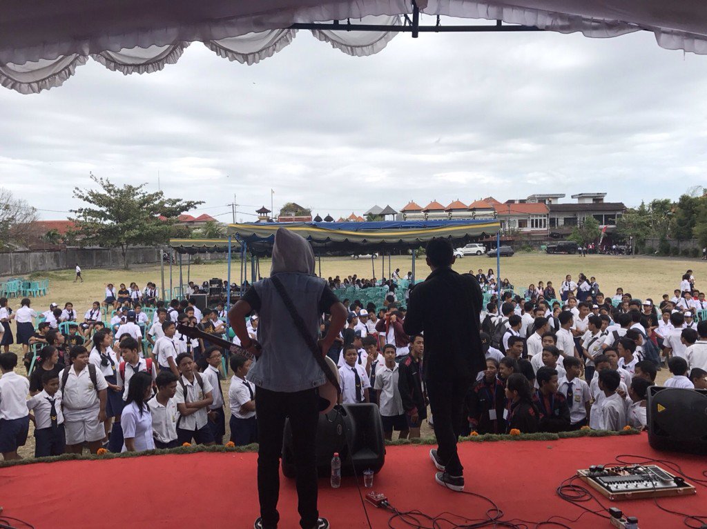 Jadilah murid yg berprestasi! Thnks smpn 2 denpasar!!!! Chers 🍻 @AlisonRock_