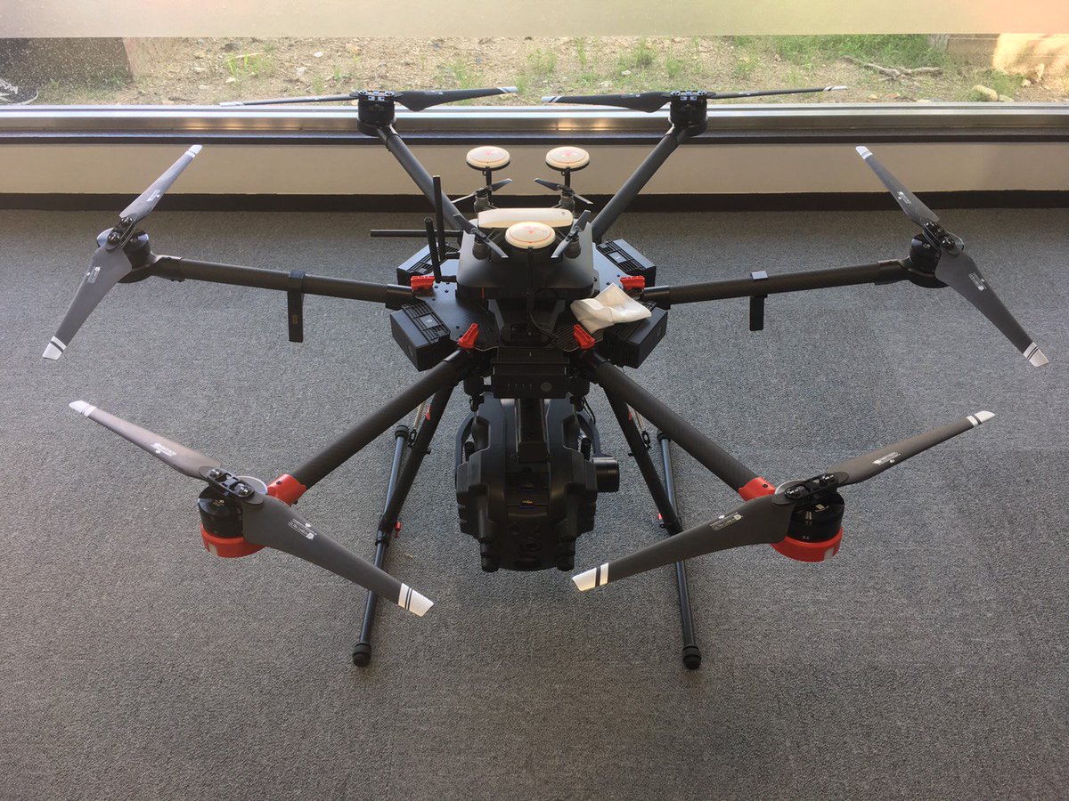 DSJ_himeji's tweet photo. 遂にお披露目！SKYSCANPRO（スカイスキャンプロ）！！
このスカイスキャンプロには、カラーボール・マーキングシステムと、フルHDビデオ&amp;赤外線ツインカメラを搭載しています！
機体が大きいため、安定した飛行でメガクラスのパネル点検を可能にしてくれます。 https://t.co/ODyDpm1mkm