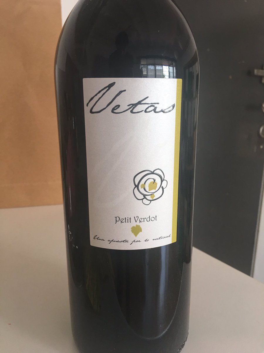ZoltanCsabaNagy's tweet photo. Mensaje en una botella que alegra los corazones. “La identidad es el alma del vino” #winesfromspain https://t.co/1lrN0Y7wG4