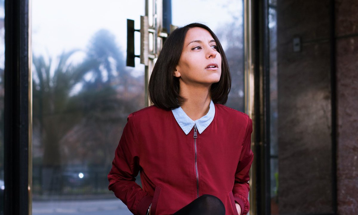 Carolina Nissen hace un nostálgico recorrido por Valdivia en su videoclip “Lo que aprendí” dlvr.it/PbHRYM