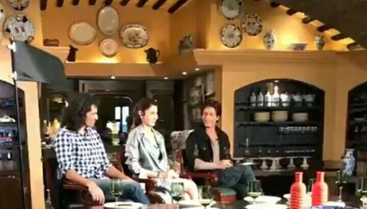 SRKCHENNAIFC's tweet photo. Pics : @iamsrk clicked with Sidhharth Safaya during #JHMS promotional Interview to CNN News Channel in Delhi
#JHMSThisFriday #2DaysToJHMS https://t.co/8khzb1FuW7