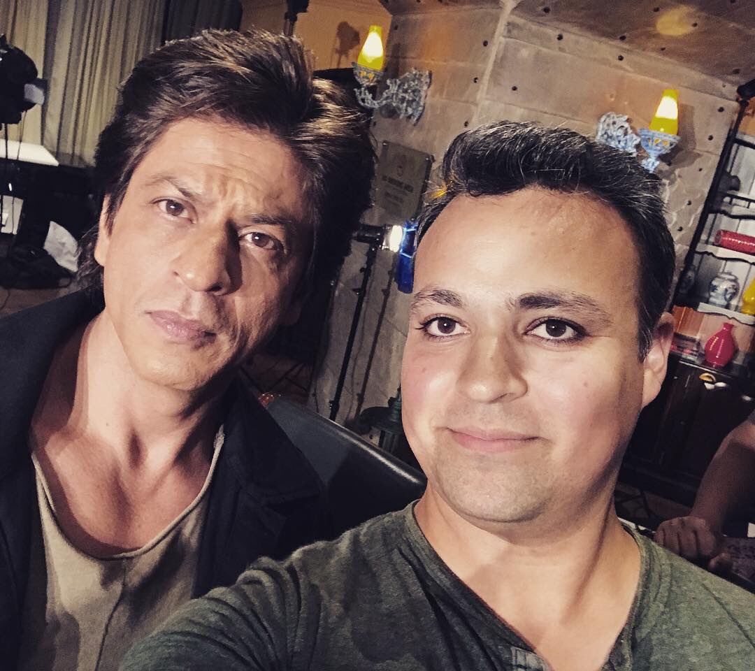SRKCHENNAIFC's tweet photo. Pics : @iamsrk clicked with Sidhharth Safaya during #JHMS promotional Interview to CNN News Channel in Delhi
#JHMSThisFriday #2DaysToJHMS https://t.co/8khzb1FuW7