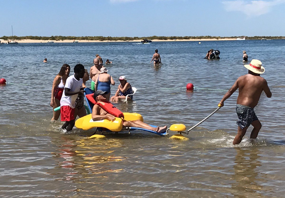 JAnguita's tweet photo. Emociona ver cómo @CruzRojaEsp hace posible que personas que no lo tienen fácil, disfruten de la playa como los demás. https://t.co/miAd1zcRJO