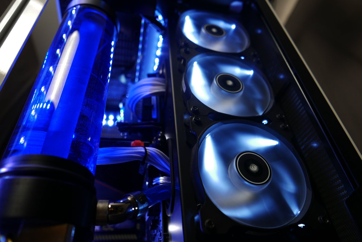 COOLMODcom's tweet photo. Vosotros que decís, ¿Enseñamos más o no? @aorus_es @CorsairSpain @NVIDIAGeForceES @EKWaterBlocks https://t.co/hUE5nY11T3