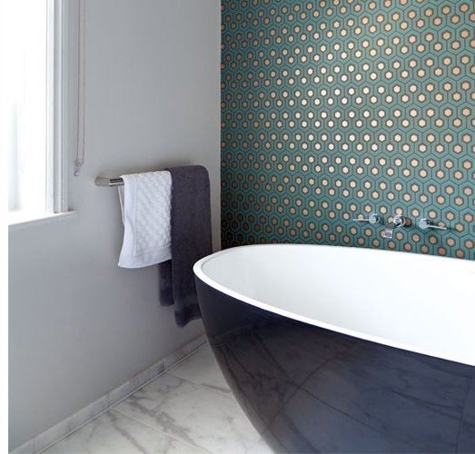 <a href="/AriorDesign/">Catherine Smith</a> draws the eye towards a capacious #tub by setting it against this #teal &amp; #gold #wallpaper. #kbbark bit.ly/2v89XDh