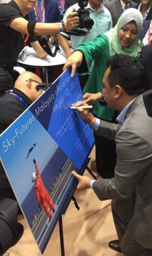 FlyingDroneNews's tweet photo. Sky-Futures International Franchise Programme launched by Petronas President &amp; Group CEO https://t.co/EMqvWsPJfY https://t.co/J3FqpGe58Y