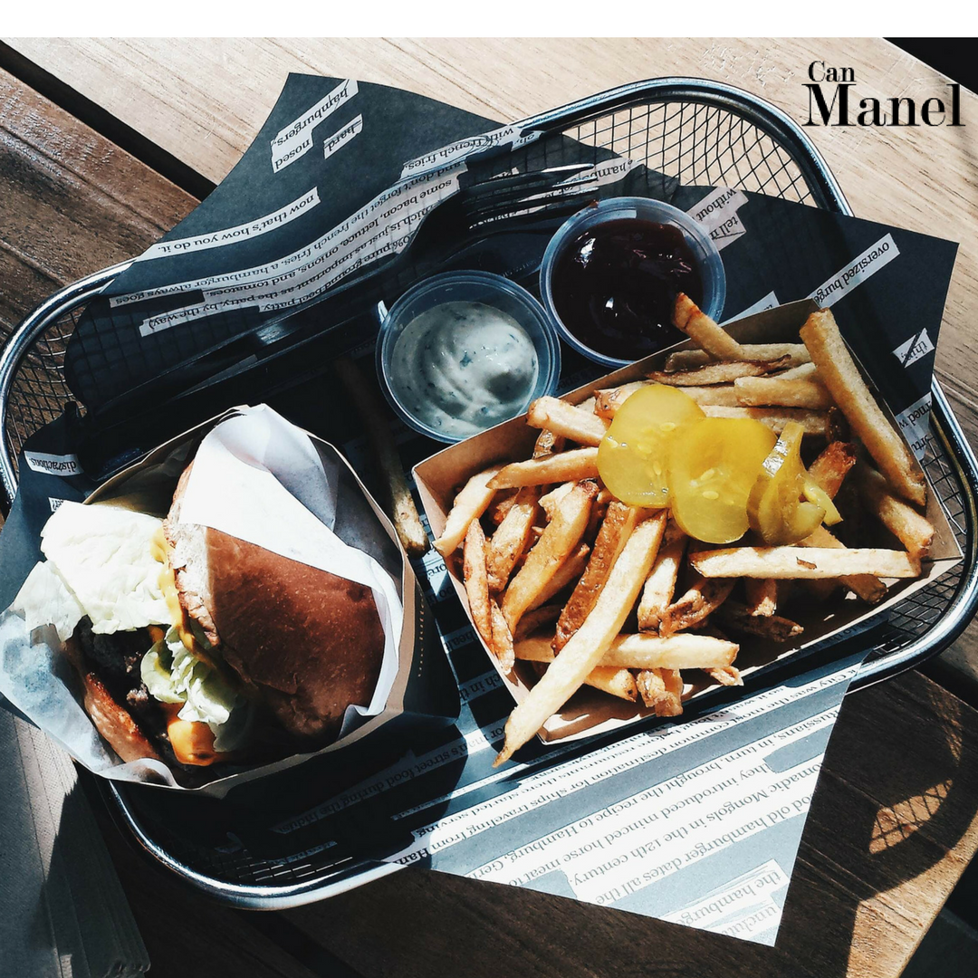 Canmanel1909's tweet photo. Combinació perfecta, hamburguesa més patates. Gaudeix com un nen! #canmanel #vilassardemar #hamburguesamespatates https://t.co/vqAXxbP6QI