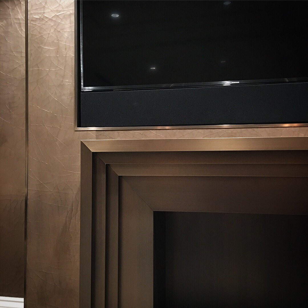 StuartFoxStudio's tweet image. Team #StuartFox installing #CrackedBronze for @FBC_London #FBC #superprime #luxury #Interior #walltreatment #finishes #bronze #metal