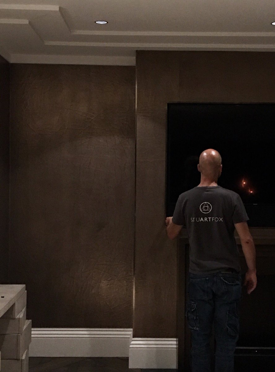 StuartFoxStudio's tweet image. Team #StuartFox installing #CrackedBronze for @FBC_London #FBC #superprime #luxury #Interior #walltreatment #finishes #bronze #metal