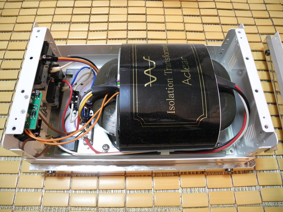 びでおん Avt 64spの内部はこんな感じ でかいトランスが１個 内蔵コンセントは速攻でr0に交換しました アシスタンスデザインのトランス電源を比べるとコストダウンが目立つ中身です 配線も美しくないですの T Co Luifouvrd8 T Co