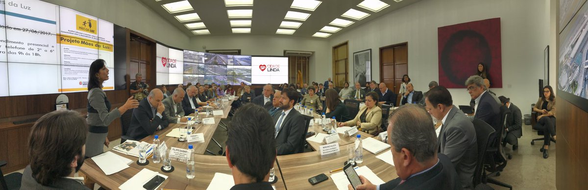 Reunidos desde às 8h com toda equipe do projeto Redenção. Apresentamos novas ações para o atendimento aos dependentes químicos na Luz.