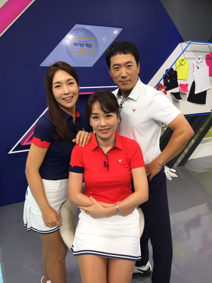 잠시 후 9시 30분! 
신 준 프로가 
<스윙TEN 2017 : 다운스윙 왼팔 평행 지점>을 공개하고
신소라 프로가 <공에 힘 전달하기>를 알려드립니다