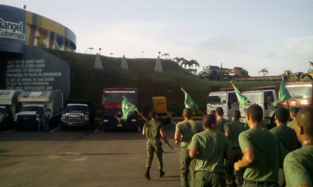 Adiestrados y entrenados a diario para la defensa de la patria el <a href="/EJB_642BING/">@EJB_642BING</a> realiza trote de rajucho elevando el espiritu de sus tropas