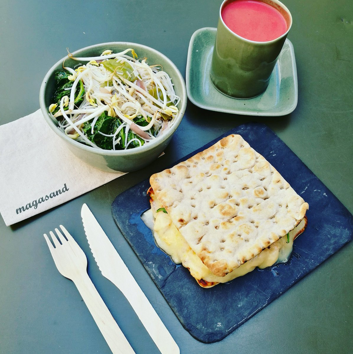 magasand1's tweet photo. #menudodia en #Magasand #Retiro! Disfrútalo en nuestra #terraza Clásico #nomanches de #pollo cn #ensalada verde de #brotesdesoja y #gazpacho https://t.co/PpiWrACqMc