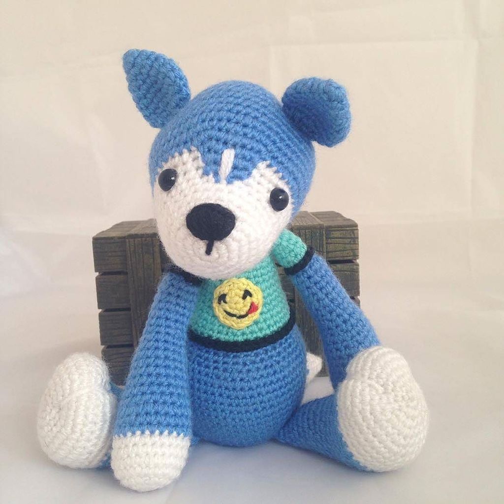 Don't you think Nanook looks amazing in his emoticon tshirt? 😋 @astrid_haakt made this super cute Nanook the husky with the pattern from ou…