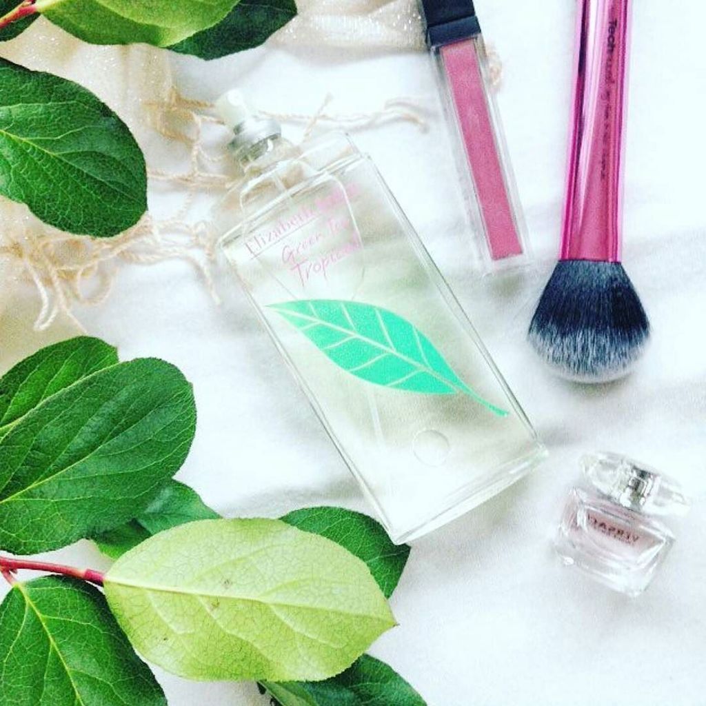 Myfaveperfume's tweet photo. Happy Wednesday beauties!!!! How about a tropical fragrance?
#elizabetharden #tropical #fragrancelover #perfumes #… https://t.co/0rwO3ECOyz https://t.co/Czqo1NWmz7