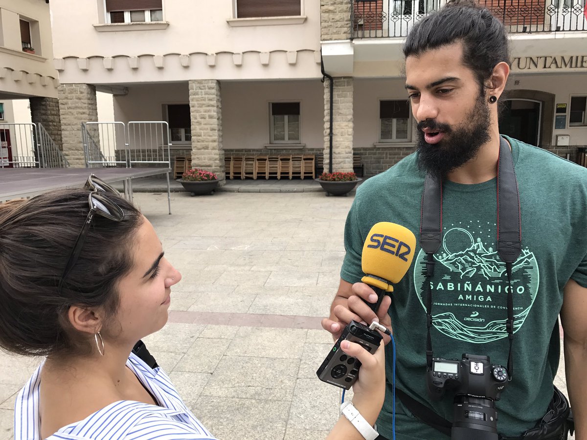 JosePablosn's tweet photo. @JIConvivencia entrevista en la radio para promover el Torneo de Basket y Taller de Inglés https://t.co/4zLCT9yJE2