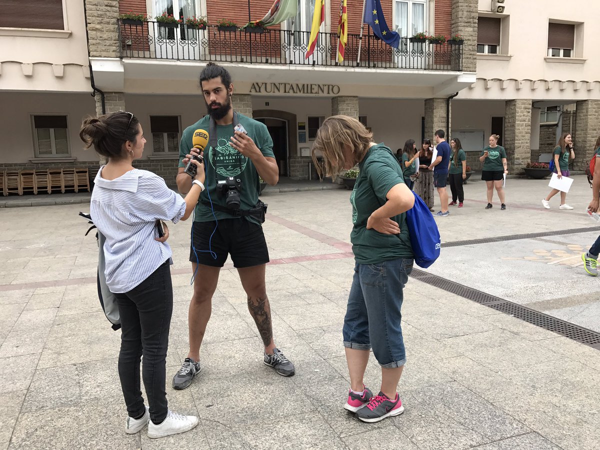 JosePablosn's tweet photo. @JIConvivencia entrevista en la radio para promover el Torneo de Basket y Taller de Inglés https://t.co/4zLCT9yJE2