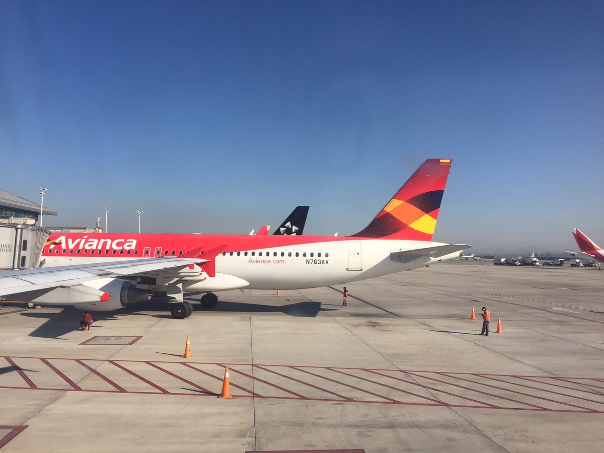 El aeropuerto El Dorado de Bogotá a esta hora ... @De_aviacion <a href="/Speedbird007/">World Aviation 🌍</a> <a href="/ArgIntlSpotters/">Spotters Group Arg✈</a> <a href="/ArgIntlSpotters/">Spotters Group Arg✈</a> <a href="/n_larenas/">Nicolás Larenas ✈️</a>