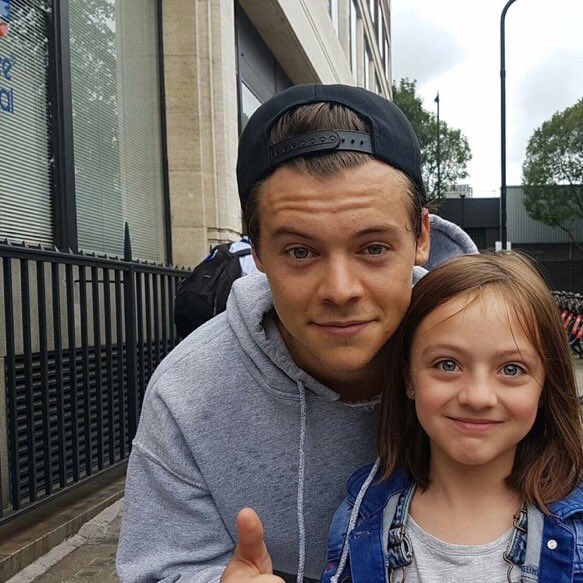 putastyless's tweet image. HIS HAT IS SO-

#MTVHottest Harry Styles