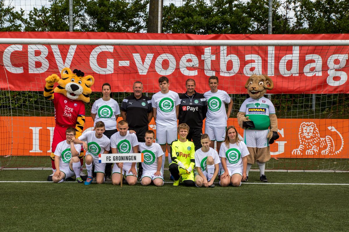 Ron Jans en Alfons Arts natuurlijk ook op de teamfoto tijdens de landelijke G-voetbaldag in Barendrecht