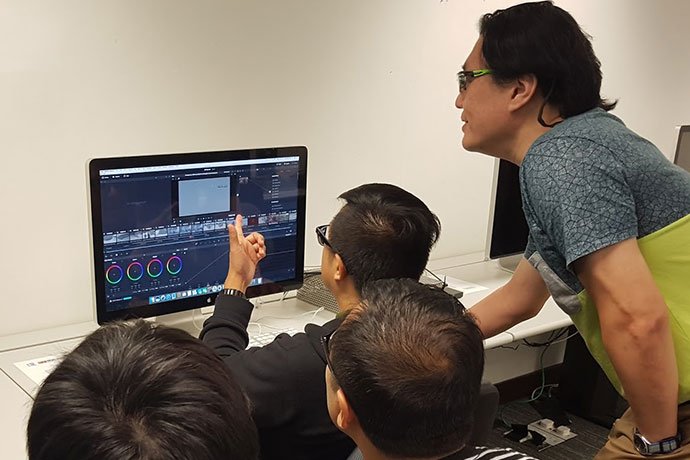 samanthagoh_sl's tweet photo. Summer DaVinci Resolve 101 training at HK Baptist University #resolve #hong kong #HKBU #colorist #training #Fatbars https://t.co/fIAv8Vz9Af https://t.co/HWCbogS6GH
