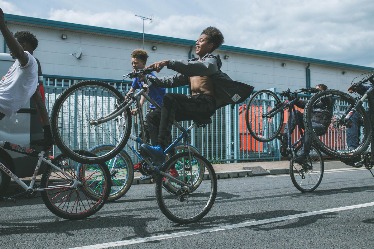 Rolling deep with some of London’s most talented riders for @HuckMagazine. #Bikelife #Bikestormz huckmagazine.com/ride/bikes/bik… Pics: <a href="/theomcinnes/">Theo McInnes</a>