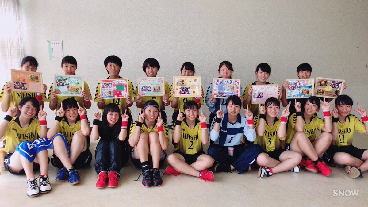MaomaoDuffy's tweet photo. 昨日caハンドボール部を引退しました。
この9人のメンバーと約2年半続けてこれて、良かったと思います🤾‍♀️
マネージャーとして、役に立ったかは分からないけど、8人のおかげで続けれました😭
CAHBCのメンバーが大好きです！ https://t.co/VCKeaglaRm