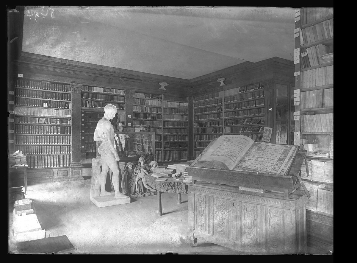 Alejury67500's tweet photo. 2è aperçu du fonds #Weick numérisé : la #bibliothèque de #SaintDié, vers 1910 avec le #graduel en libre-accès (!) et les boiseries d'#Etival https://t.co/zlS14HrUWG