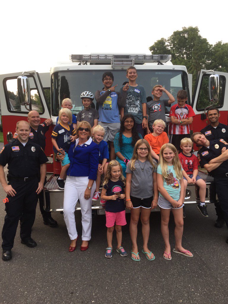 MayorStephens's tweet photo. Night to unite in @CityofWoodbury meeting new neighbors #NationalNightOut #strongcommunities https://t.co/sZ566sHtnN
