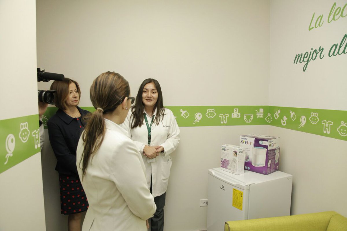 Salud_Ec's tweet photo. .@MVEspinosaS visita lactario instalado en las oficinas de @produbancoec como iniciativa interna de apoyo a la #LactanciaMaterna. #Quito. https://t.co/G5LIkEnaKI