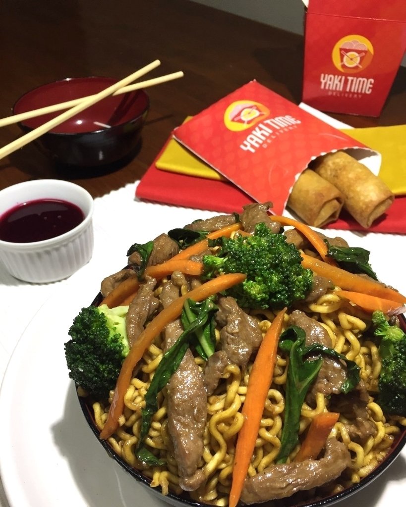 yakitime's tweet photo. Passando pela sua timeline um [ YAKISOBA PREMIUM ] com uma [ DUPLA DE ROLINHOS ] que vão fazer a sua alegria hoje!!! Peça Online: [www.yaki… https://t.co/sCJmjt0OXm