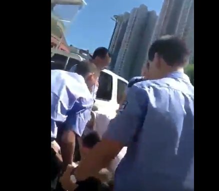 SatyrTang's tweet image. 贵州性烈女摊主摆摊设施被城管们没收后咬舌自尽……后续；女儿是某高校学生，暑假在家，闻信后跑来现场抱起母亲绝望失声痛哭！其实草根农民老百姓只想挣扎着生存而已，何必非得把矛盾对立到如此程度？