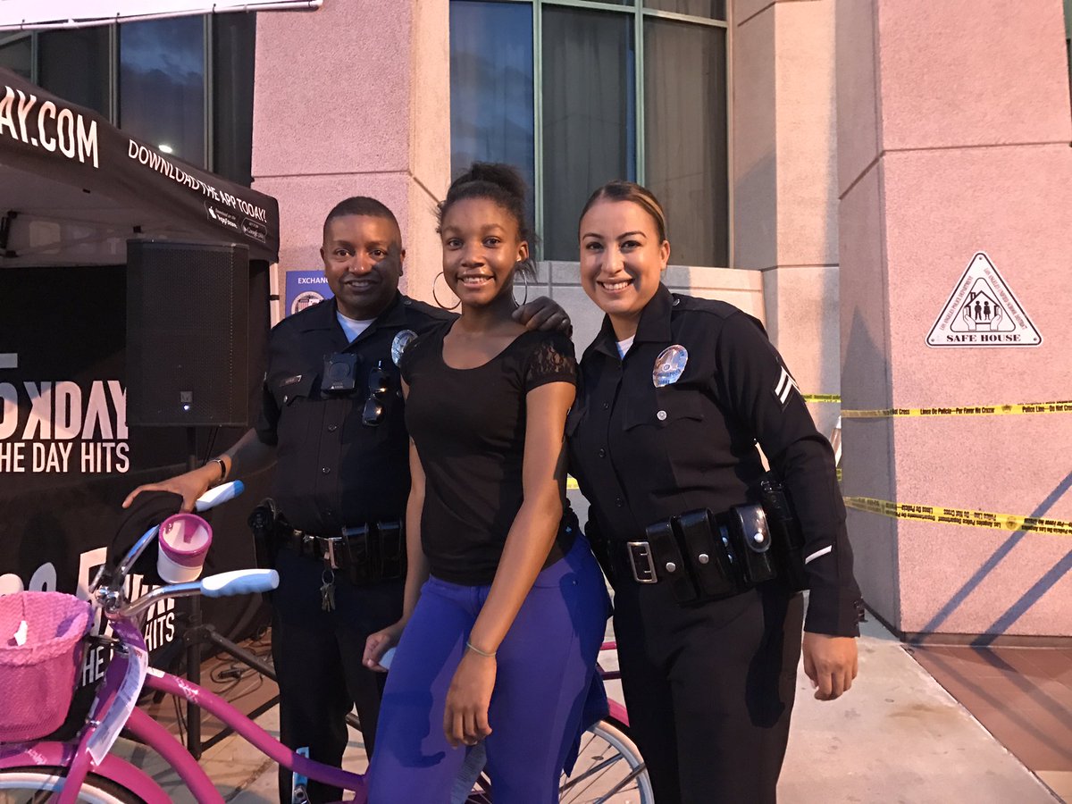 gmarilynn77th's tweet photo. National Night Out at 77th was a total success yesterday. #smiles https://t.co/XA3bnGHmr7