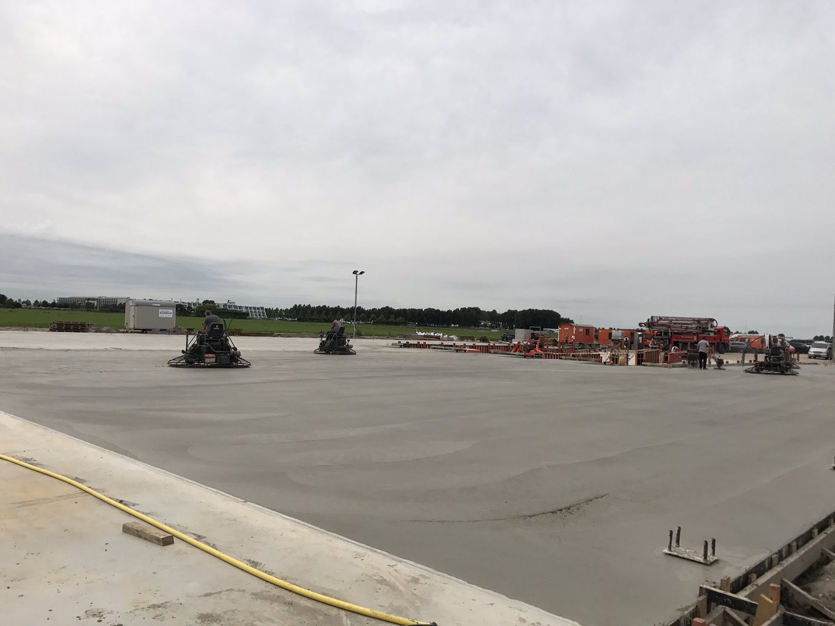 rschenkeveld's tweet photo. @Kroesbv laatste gedeelte bedrijfsruimte vloer gestort. Mooi stukje werk afgeleverd. 👍@verbeekprojects kan verder met opbouwen Hal💪🏿 https://t.co/jXbiW6b731