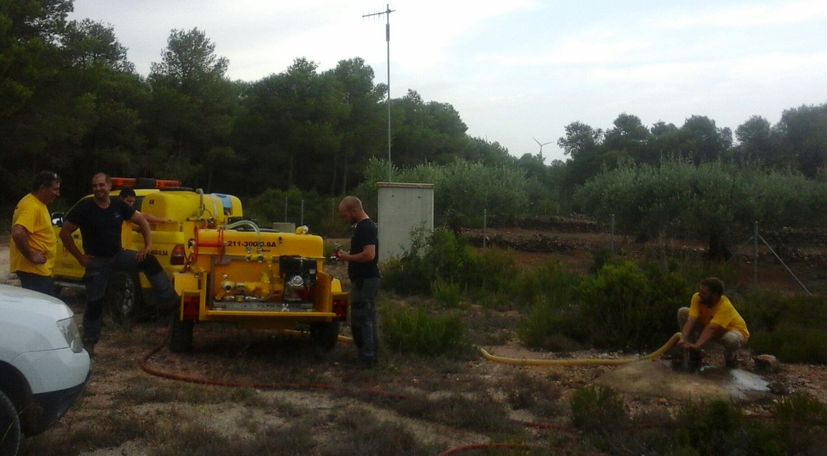 adfcabrafeixet's tweet photo. Avui l'empresa #Enervent ens ha lliurat un equip d'extinció x al remolc de #Adf211 #Perelló cada dia + preparats.Gràcies equip de Parc Eòlic https://t.co/3vhr921kUA